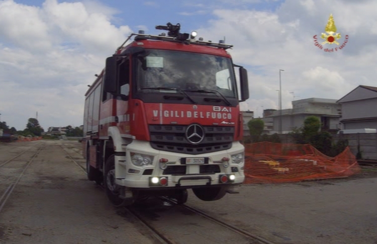 Consegnato un automezzo ai vigli del fuoco di Vibo per interventi sulle ferrovie