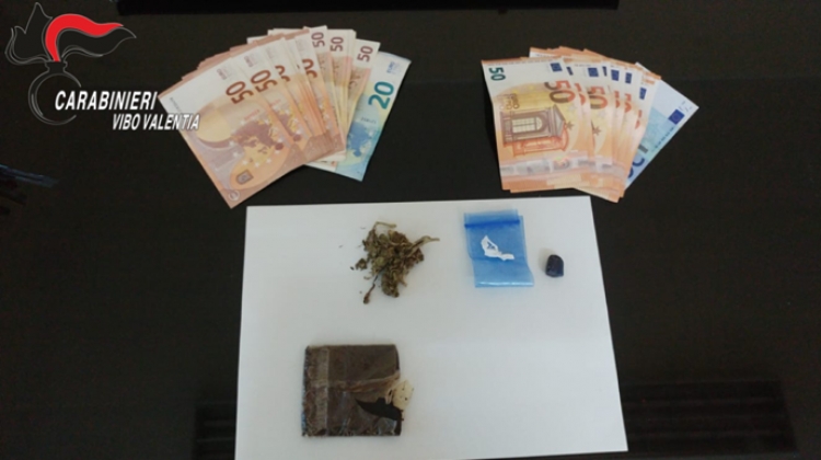 In casa con hashish e denaro in contante, arrestato un 50enne di Zambrone