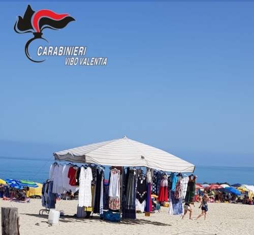 Sequestrati 550 capi di abbigliamento sulla spiaggia di Pizzo