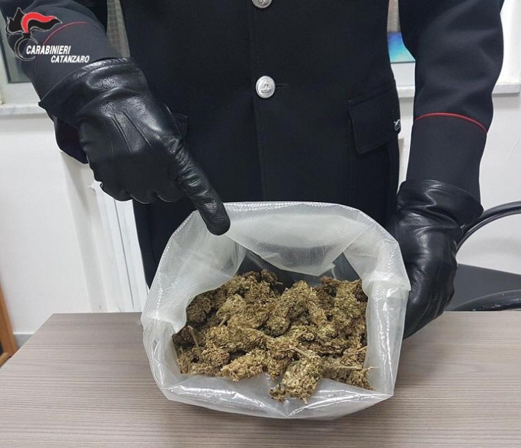 Chiaravalle, 37enne di San Nicola sorpreso con oltre 200 grammi di marijuana nello zaino