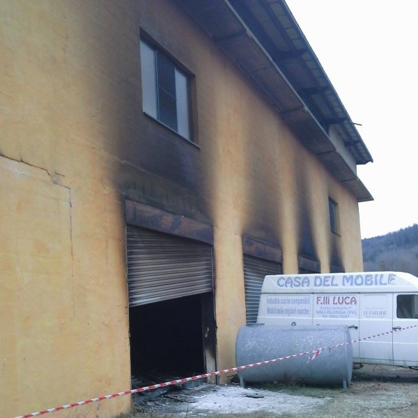 Vallelonga, incendio all’interno di un mobilificio. Ingenti i danni