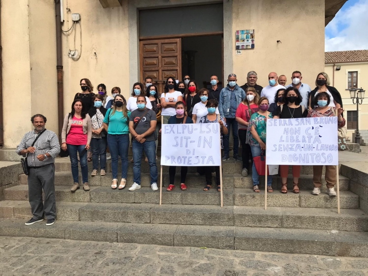 Serra, la protesta dei lavoratori del Comune: «Ci state uccidendo lentamente» - FOTO E VIDEO