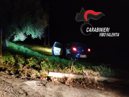 Pizzo, ruba un’auto e finisce fuori strada durante l’inseguimento dei carabinieri