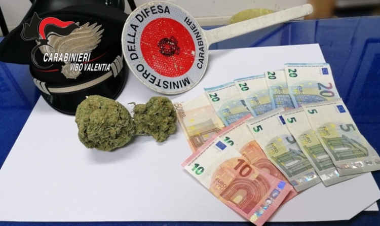 Sorpreso con 100 grammi di marijuana in auto, arrestato 23enne di Spadola