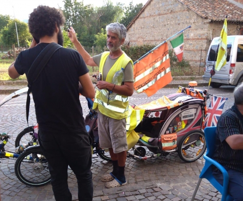 Ex pompiere inglese che gira il mondo in bici per «salvare l’ambiente» fa tappa a Spadola | FOTO