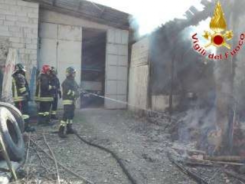 In fiamme un fabbricato rurale a Tropea