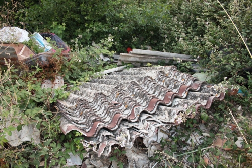 Una discarica di rifiuti pericolosi nella terra di nessuno della Pedemontana – LE FOTO