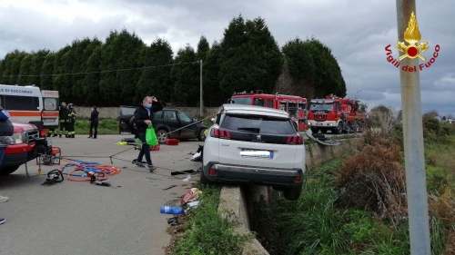 Scontro tra due auto nel Vibonese, una persona trasportata in elisoccorso a Catanzaro - FOTO