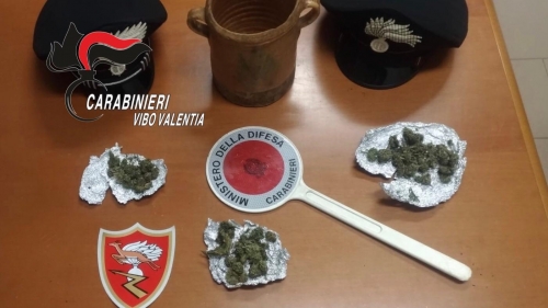 Trovato con tre involucri di marijuana, arrestato un giovane ad Acquaro