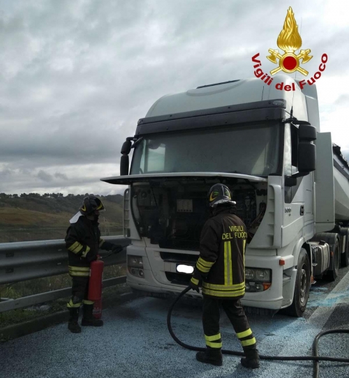 Autoarticolato in fiamme sul tratto vibonese dell’A2