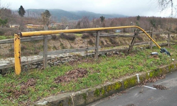 Serra, interi rioni al buio e lampioni crollati: il Comune mette mano alla rete di illuminazione