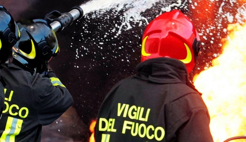 Dinami, in fiamme un fabbricato in contrada ‘Castellammare’: intervengono i vigili del fuoco