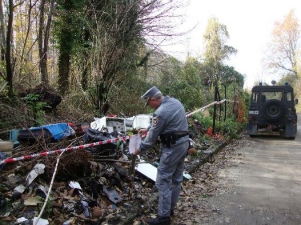 Sequestrata una discarica abusiva a Brognaturo: denunciata una persona, scattano le multe