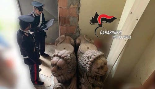 Carabinieri vanno alla ricerca di armi, ma trovano opere d’arte: denunciato un 64enne di Soriano