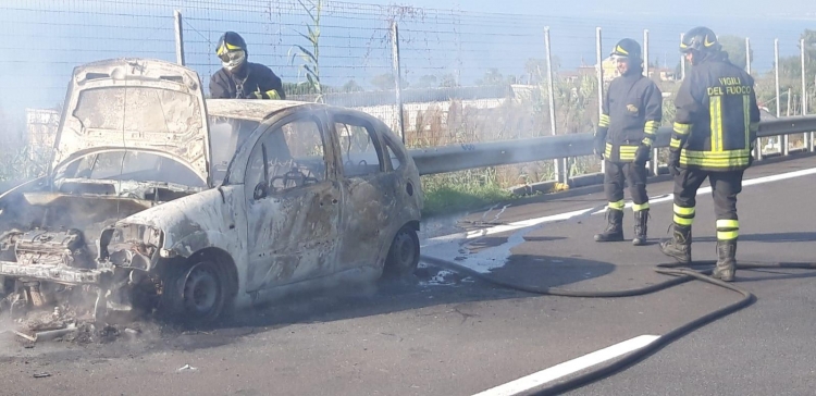 Paura in autostrada, un&#039;auto in fiamme sul tratto Pizzo-Sant&#039;Onofrio