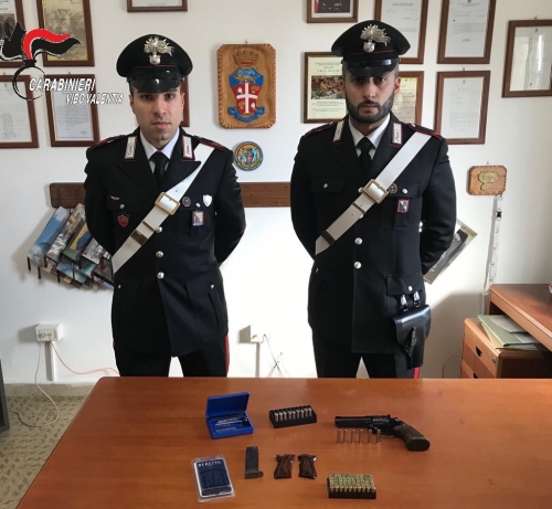 Nicotera, alla vista dei carabinieri lancia un marsupio con dentro pistola e munizioni: arrestato