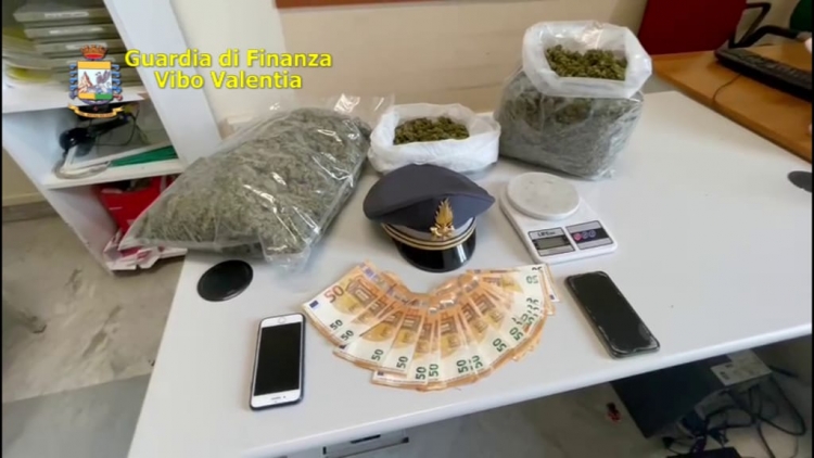 Nascondeva 2 kg di marijuana in casa, arrestato un giovane nel Vibonese