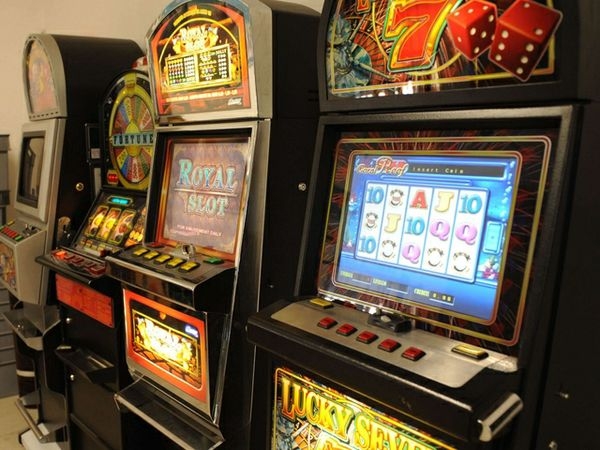 Svaligiano l’incasso e 4 slot machine. Furto da oltre 3mila euro in un bar di Chiaravalle