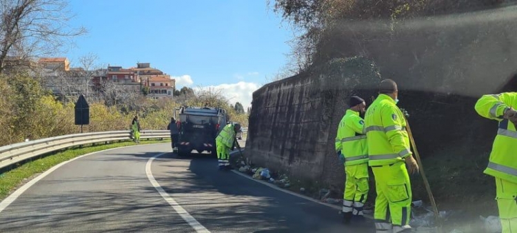 L’Anas rimuove i rifiuti abbandonati sulla Statale 182 “Delle Serre Calabre”