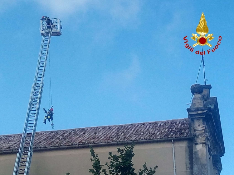 Tegole pericolanti alla Chiesa di San Giuseppe a Vibo, intervento dei vigili del fuoco