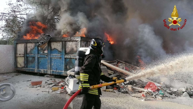 Incendio in un’azienda di trattamento rifiuti, sul posto i vigili del fuoco di Vibo