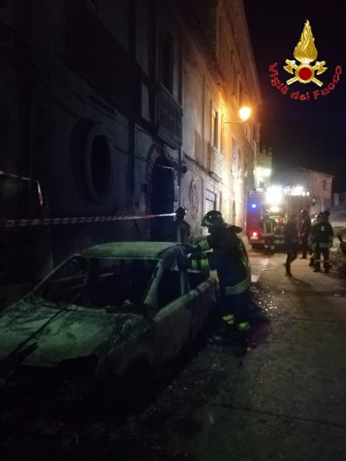 Incendio di due autovetture nel Vibonese, i vigili del fuoco salvano una persona