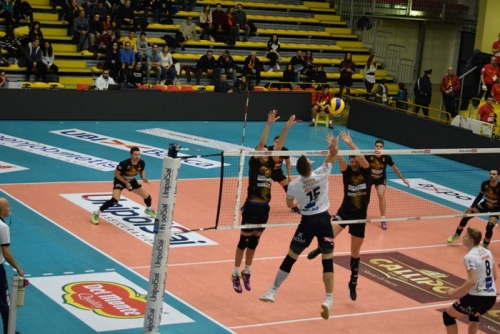 Volley | Per la Tonno Callipo è notte fonda, Sora espugna il PalaValentia con il punteggio di 0-3