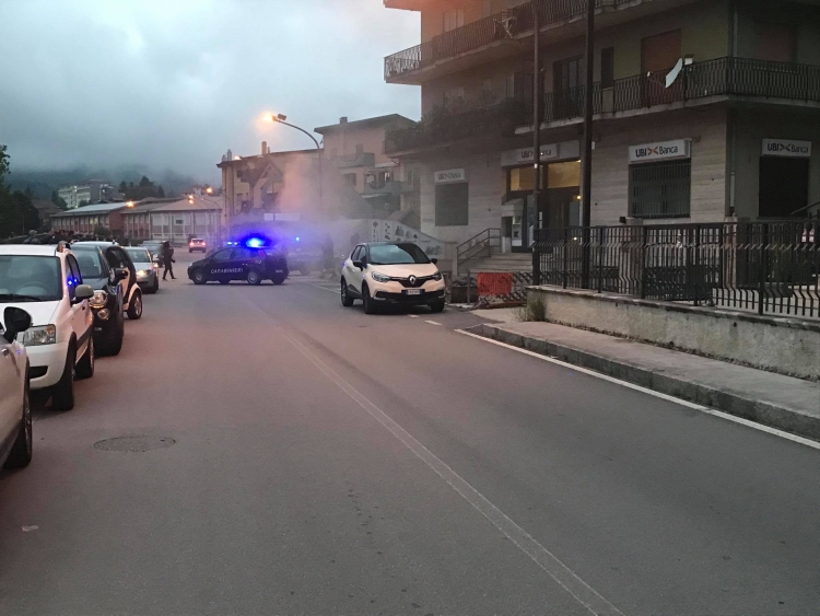 Negozio in fiamme in pieno centro a Serra - FOTO