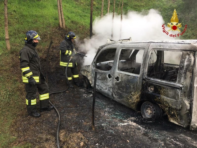 Incendio distrugge un’autovettura a Soriano, indagini in corso