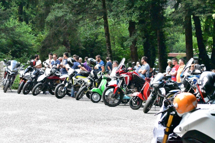 Serra, il rombo dei motori fa da cornice alla festa di Santa Maria del Bosco