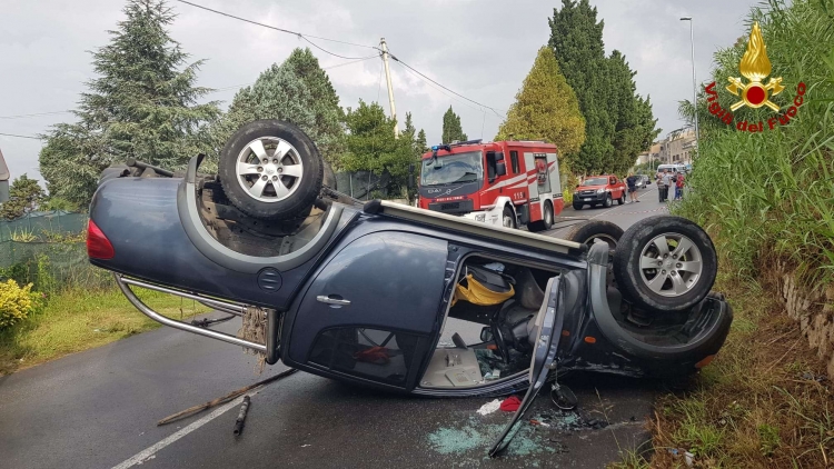 Fuoristrada si ribalta nel Vibonese, 78enne ferito trasportato in ospedale