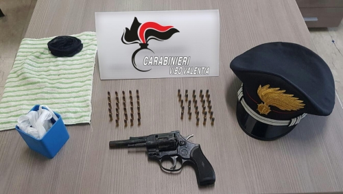 In casa con una pistola e 57 proiettili, arrestato un 39enne nel Vibonese