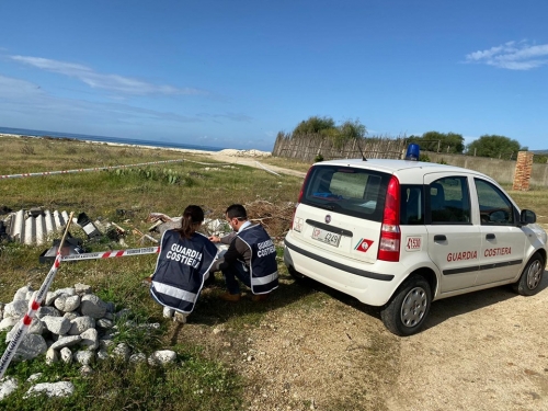 Eternit e altri rifiuti pericolosi scoperti a pochi passi dal mare tra Nicotera e Rosarno