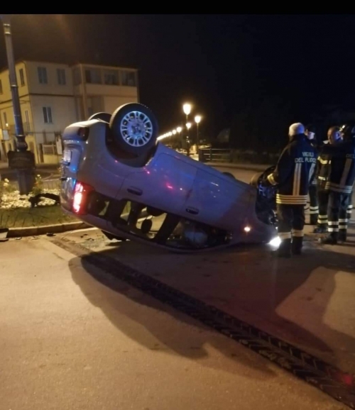 Auto si ribalta in pieno centro a Serra