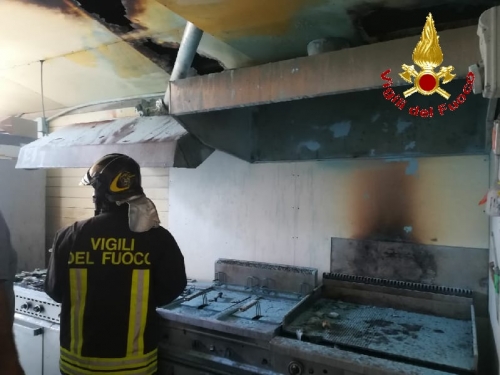 Incendio in un lido a Tropea, intervengono i vigili del fuoco