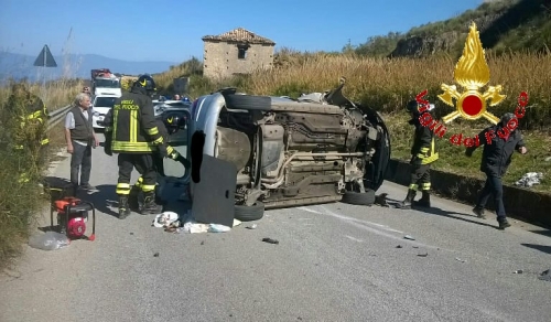 Auto si ribalta tra Pizzo e Maierato, il conducente rimane incastrato nel mezzo