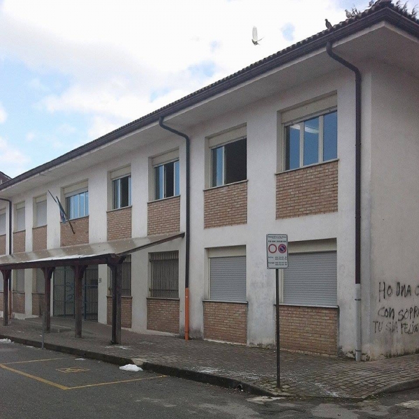 Bambini a scuola mentre gli operai imbiancano le aule. La rettifica della dirigente