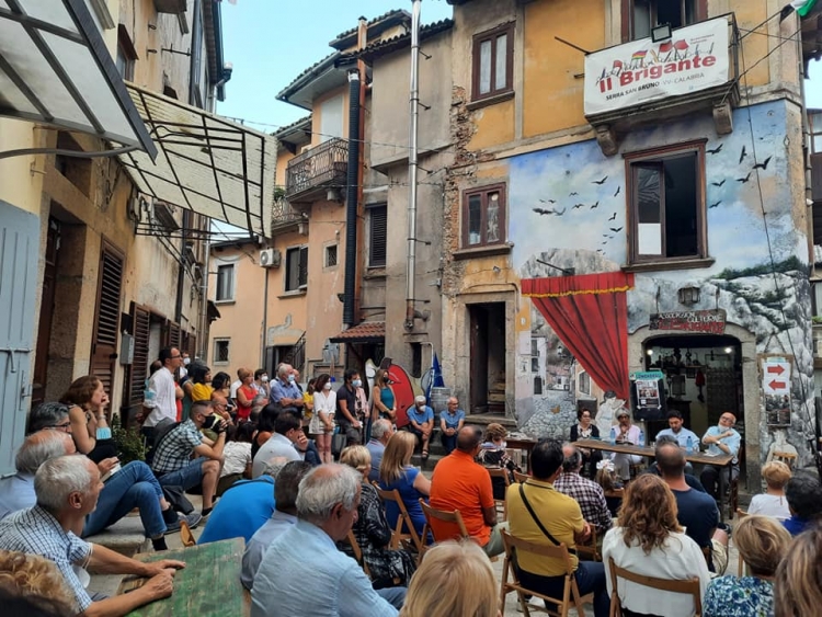 Decine di incontri e tanta gente in piazza, successo a Serra per l’agosto del Brigante