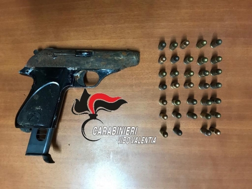 Pistola clandestina e munizioni in un capanno, arrestati padre e figlio a Nicotera