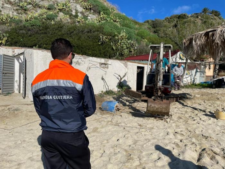 Abusivismo, demoliti due manufatti nel Vibonese