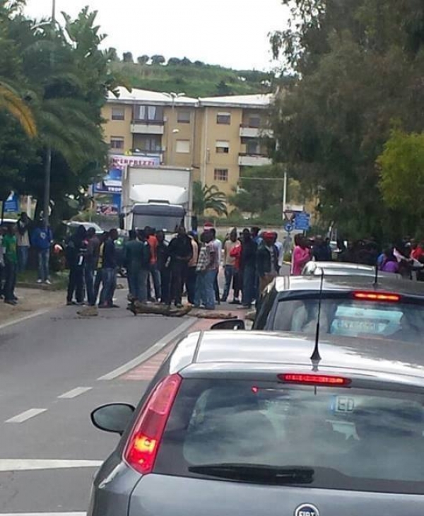 Briatico, migranti in protesta bloccano la provinciale