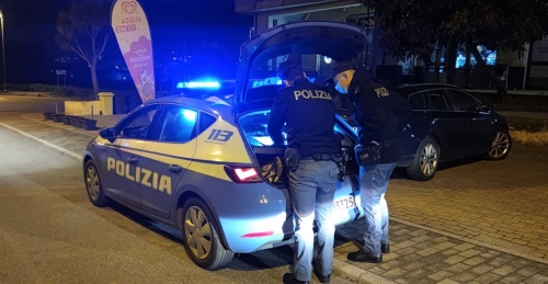 Consumavano alimenti e bevande all’esterno di un bar a Vibo, sanzionate 6 persone