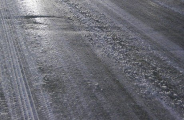 Rischio ghiaccio, bus diretto a Serra finisce fuori strada. Nessun ferito