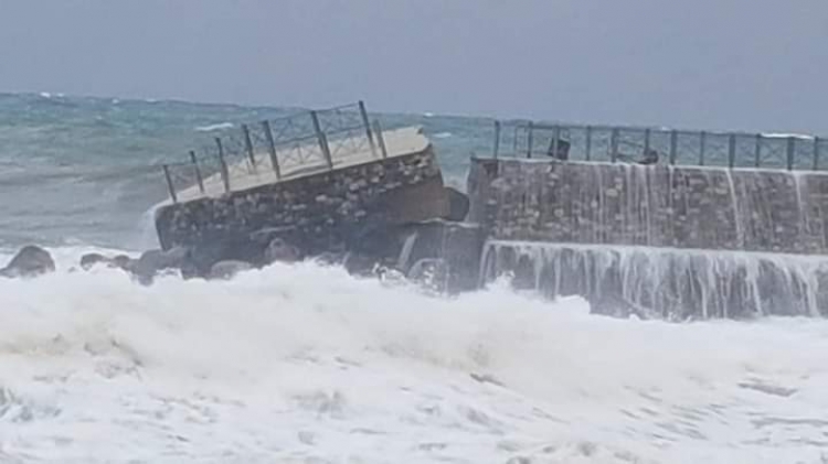 Maltempo, il molo di Pizzo cede alle forti mareggiate