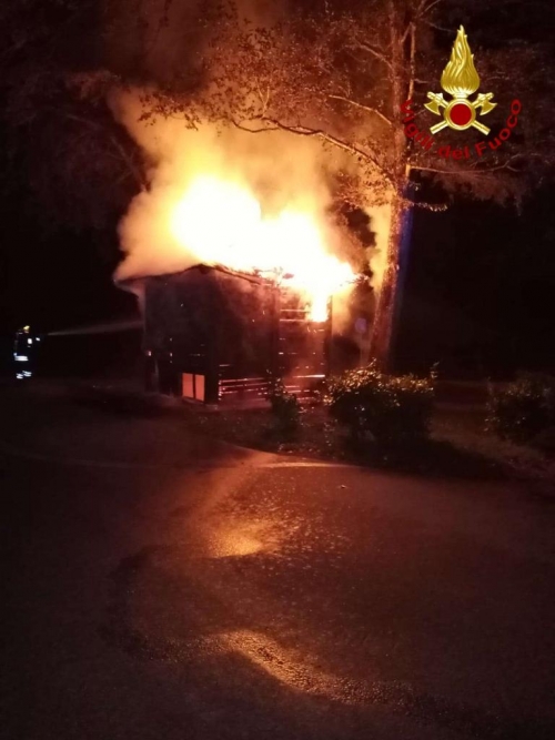 Serra, in fiamme la guardiola dei parcheggi di Santa Maria