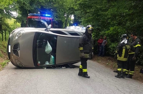 Serra, auto si ribalta tra la Certosa e Santa Maria: ferita una donna