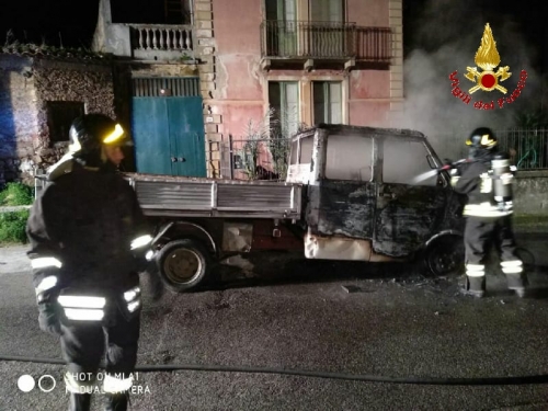 Mileto, in fiamme un furgone nella notte