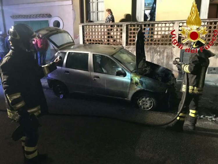 Auto in fiamme a Francica, intervengono i vigili del fuoco