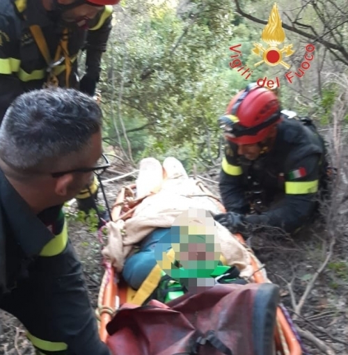 Precipita con l’auto in una scarpata, 70enne salvato dai vigili del fuoco nel Soveratese