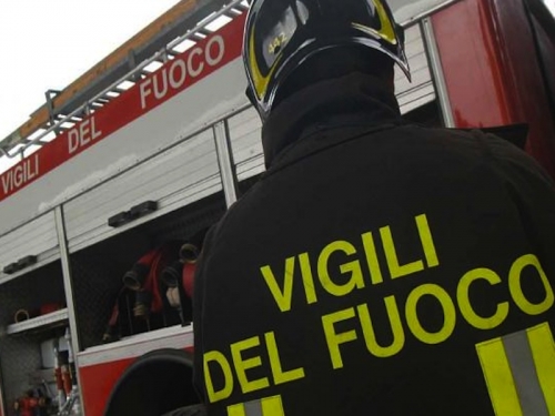 Auto in fiamme a Serra, intervengono i vigili del fuoco